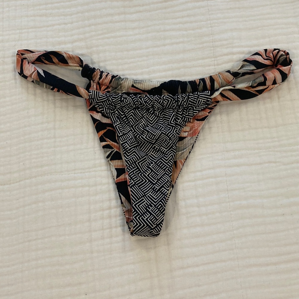 Rip Curl Size Small Reversible Bikini Bottom. Bla… - image 3